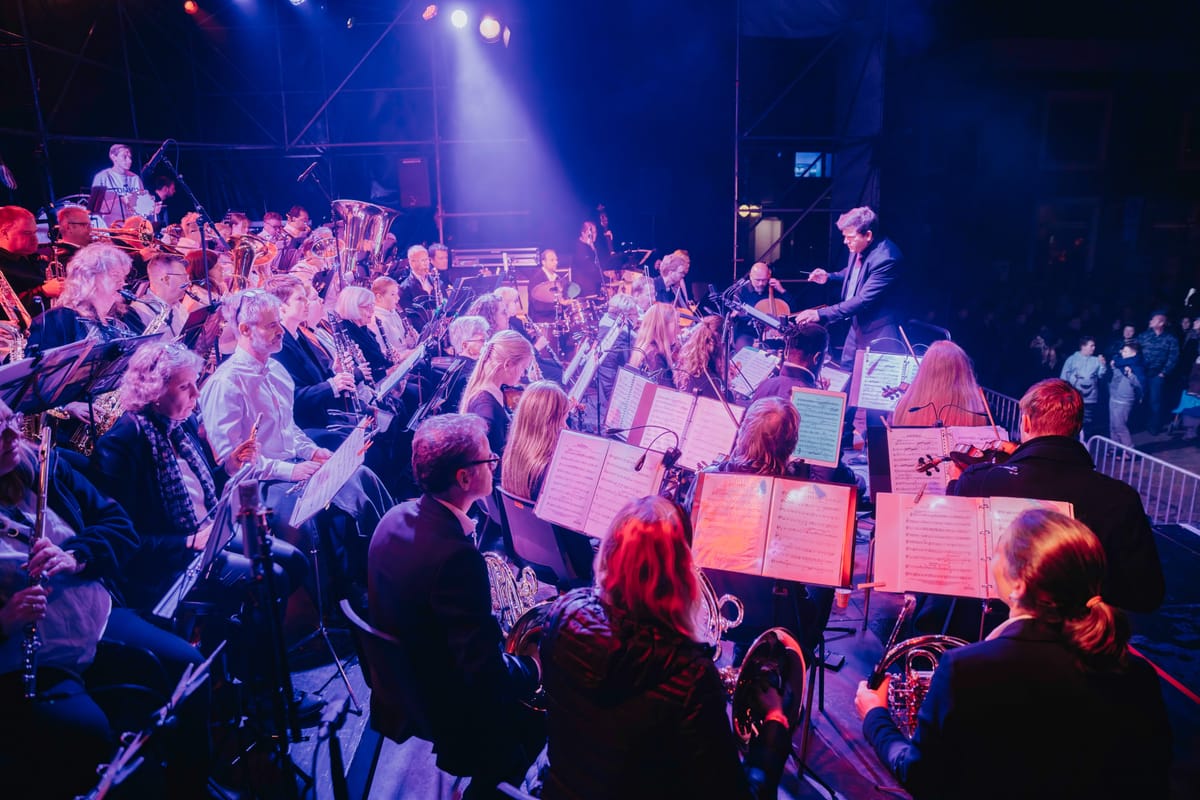 En daar zaten we..voor 3.000 man publiek!